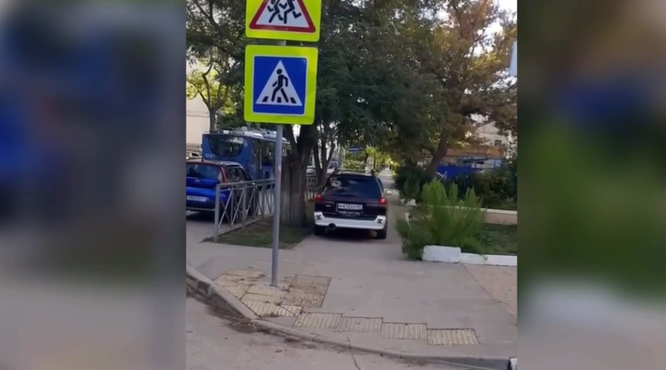 Водитель автомобиля Subaru заплатит штраф за движение по тротуару в Севастополе