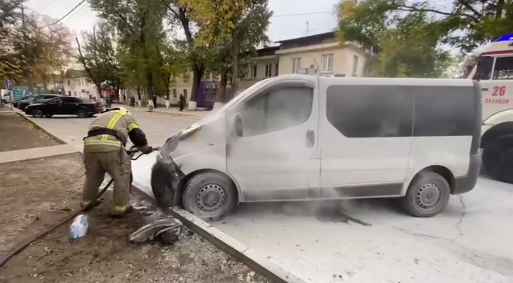 В Джанкое тушили горящий автомобиль