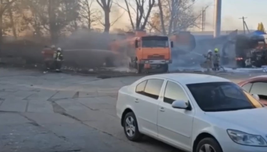 Сотрудник МЧС сел в дымящийся бензовоз под Симферополем, чтобы остановить пожар (видео)