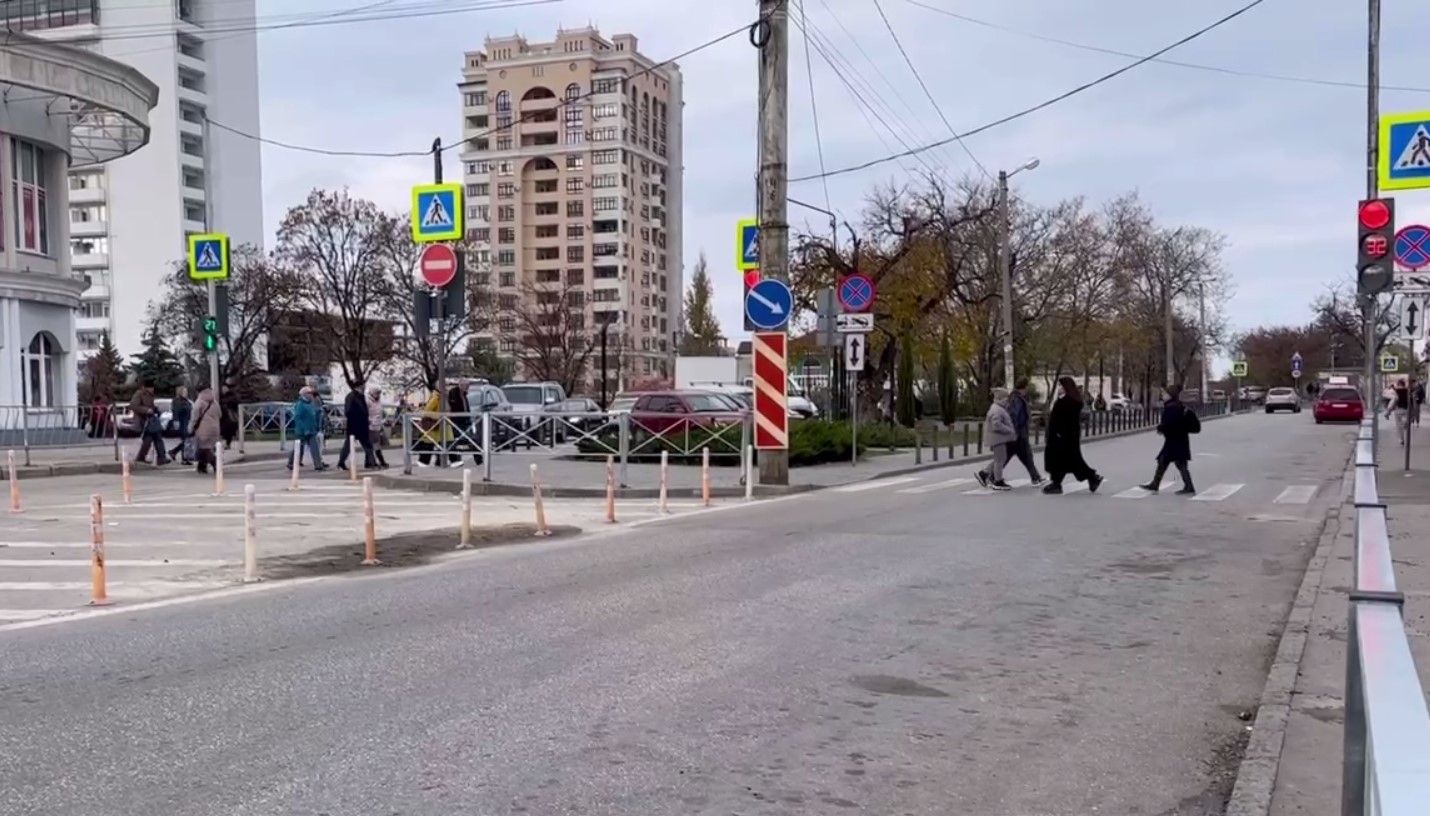 Новый светофор заработал на площади Восставших в Севастополе