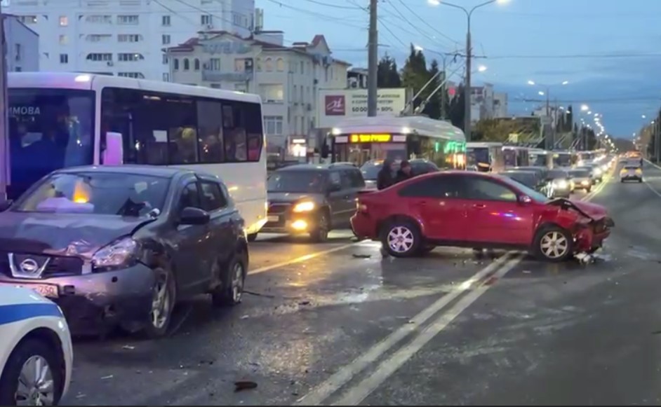 В массовом ДТП в Севастополе пострадал человек