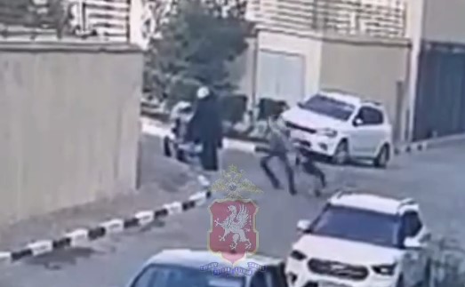 Собака напала на мужчину в Севастополе (ВИДЕО)