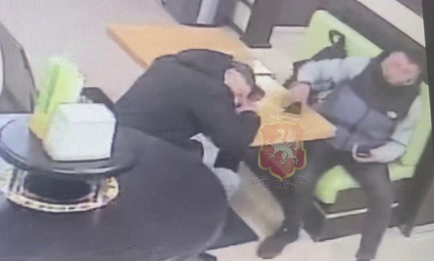 В Севастополе знакомство в баре закончилось пропажей телефона (ВИДЕО)