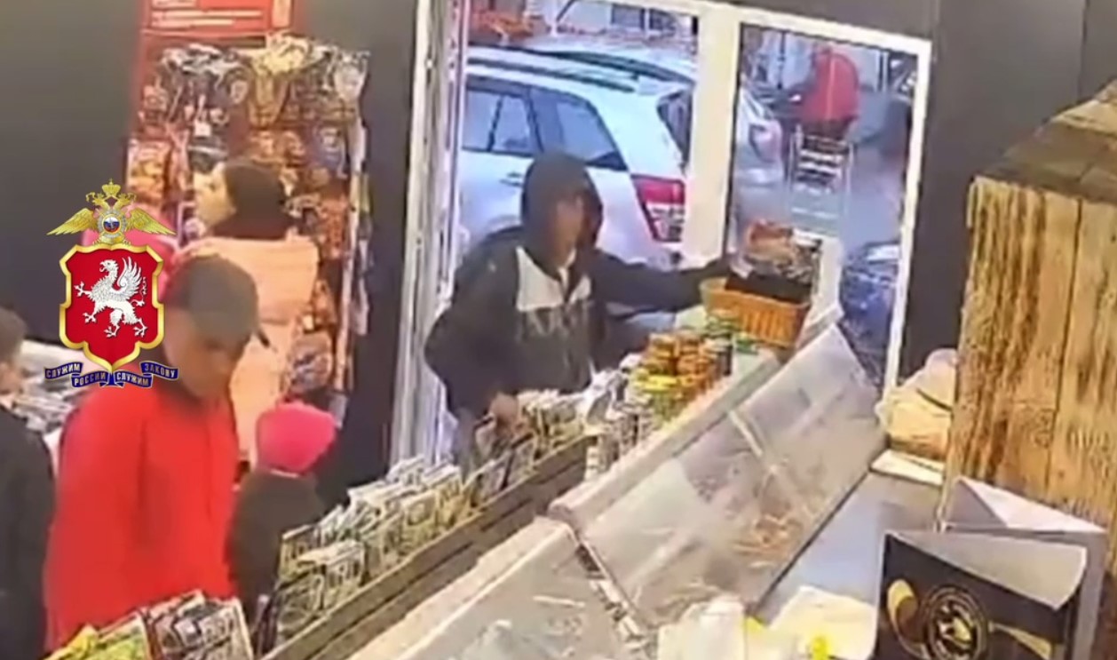 Севастополец в магазине не устоял перед банкой фисташек (ВИДЕО)