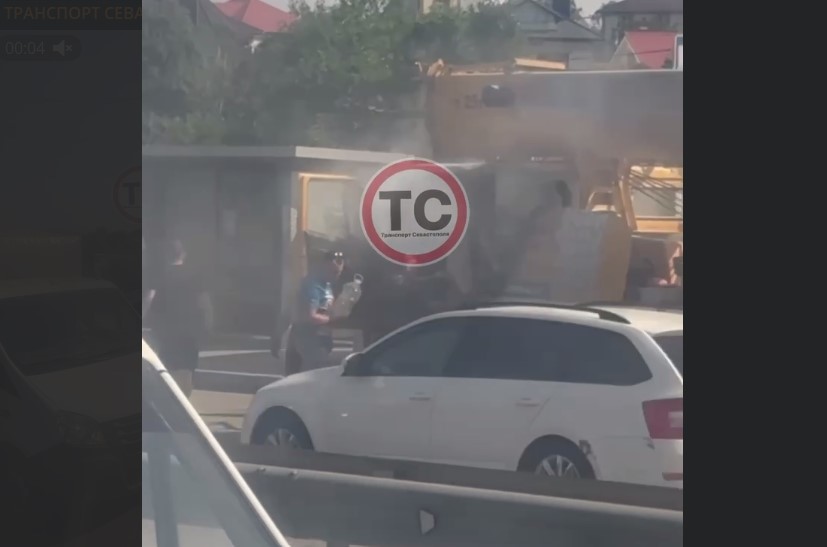 На 7 км Балаклавского шоссе горит автомобиль