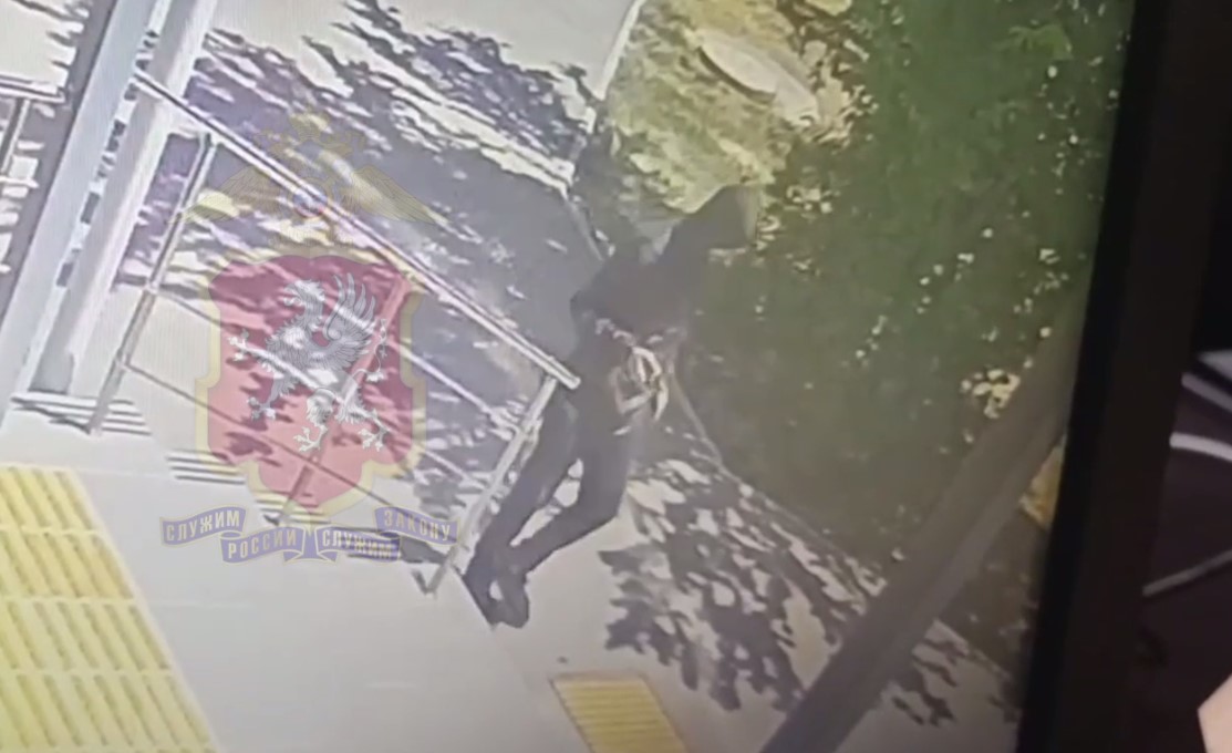 В Севастополе у женщины средь бела дня сорвали с шеи цепочку с подвеской стоимостью 167 тысяч рублей