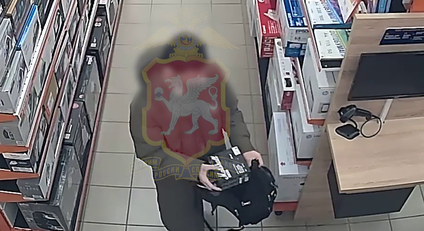Четыре пары наушников, два видеорегистратора и проектор вынес из магазинов в рюкзаке молодой симферополец