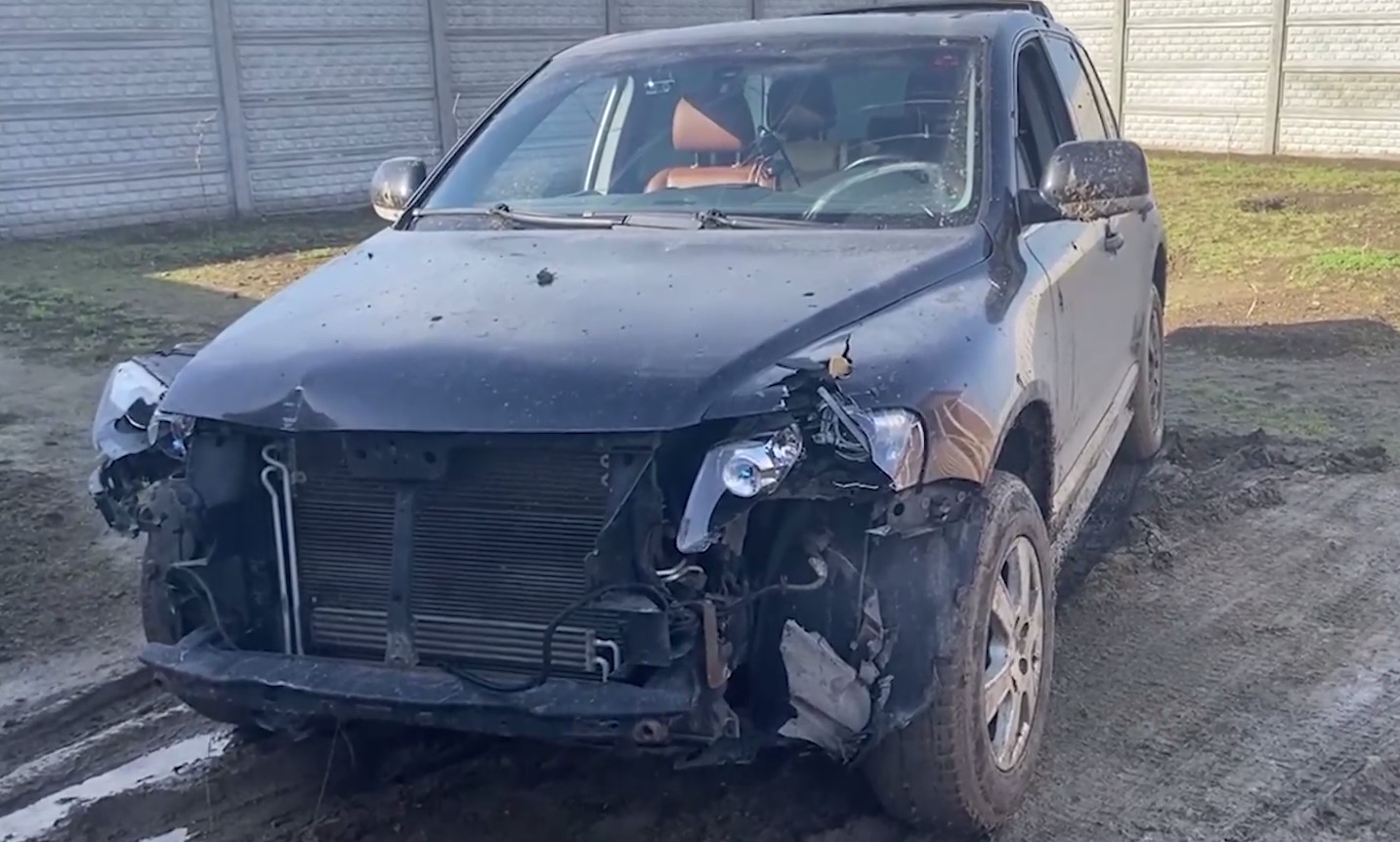 В Крыму пьяный водитель так спешил за добавкой, что снёс три дорожных знака (ВИДЕО)