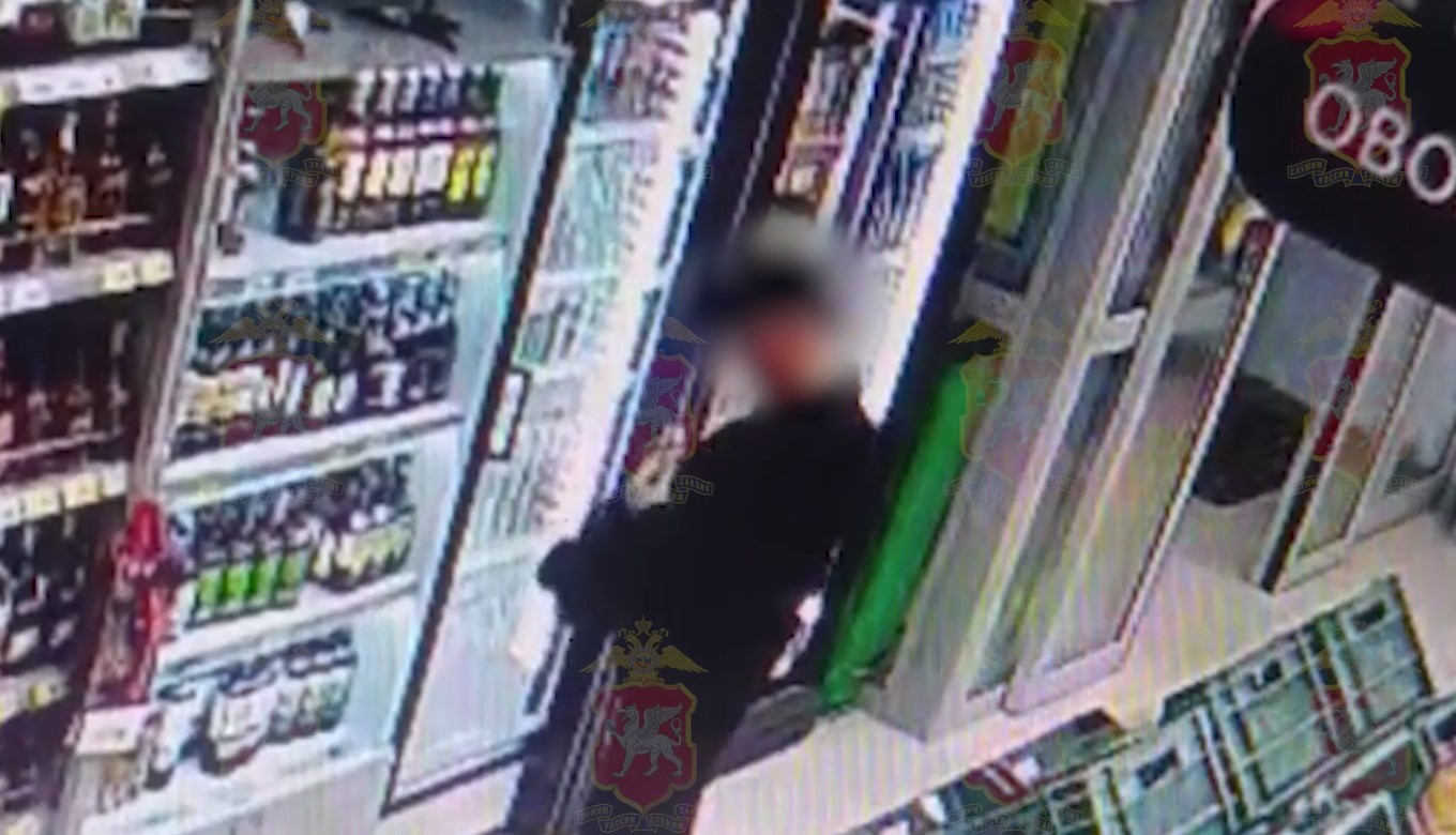 Крымчанин вынес из магазина продуктов и алкоголя на 19 тысяч рублей (ВИДЕО)