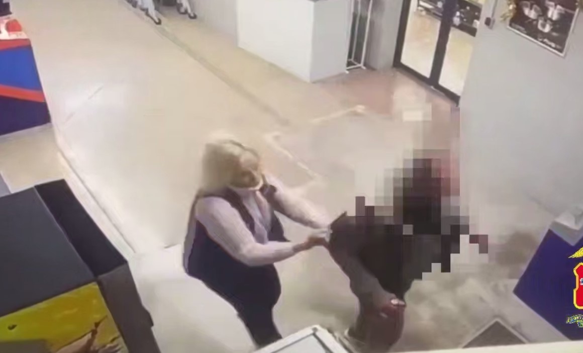 Крымчанин сбежал из супермаркета с похищенной бутылкой коньяка (ВИДЕО)