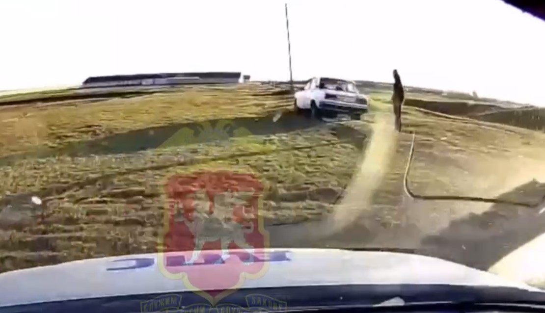 14-летний крымчанин взял родительский «ВАЗ» и поехал по полю к другу (ВИДЕО)