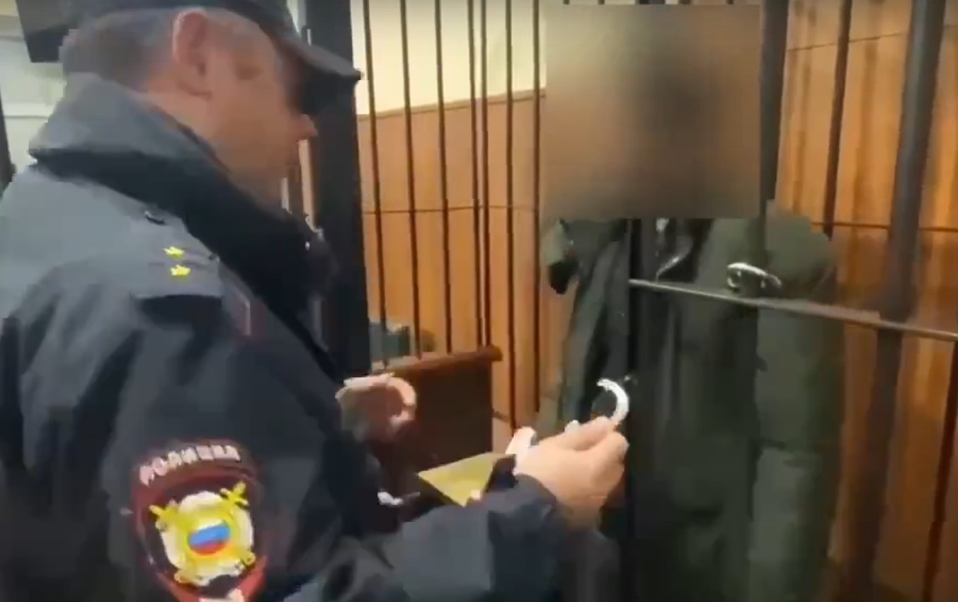 В Крыму задержан курьер мошенников, забравший золотые украшения у 11-летней девочки (ВИДЕО)