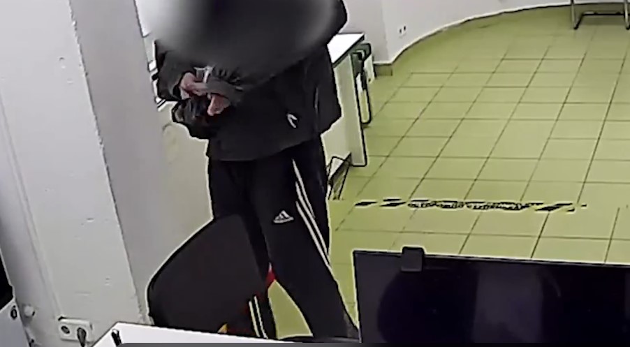 Ялтинец с ножом напал на офис и забрал 63 тысячи рублей