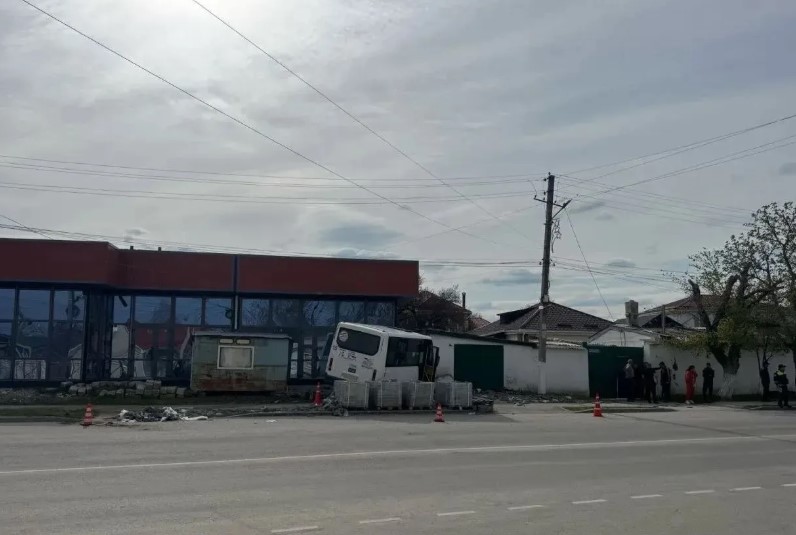 Пассажирский автобус въехал в стену дома в Белогорске