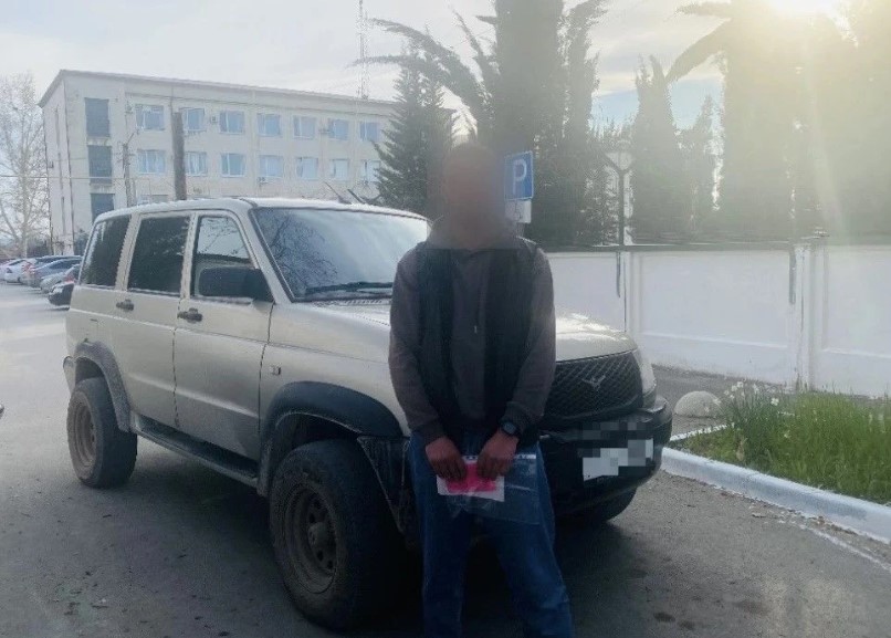В Крыму оштрафовали водителя автомобиля без госномеров и с тонированными стёклами
