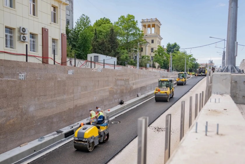На улице Адмирала Октябрьского началась укладка асфальта