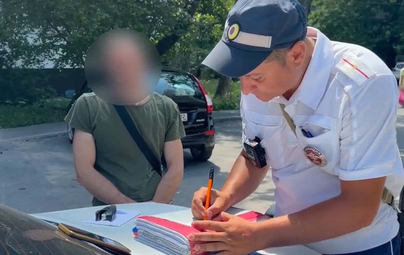 Севастопольские автоинспекторы задержали пьяного самокатчика и его друга с поддельным удостоверением (ВИДЕО)