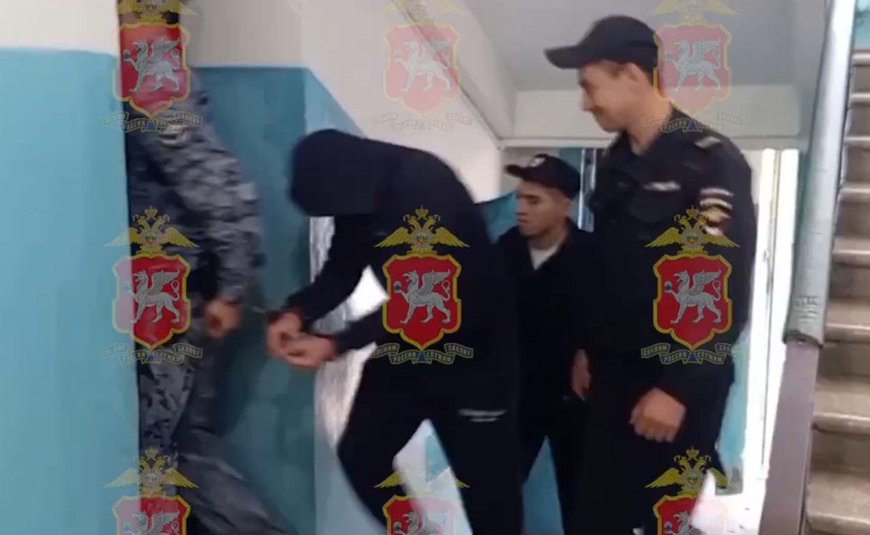 Пьяный крымчанин пытался вынести из магазина пару обуви и ранил ножницами кассира