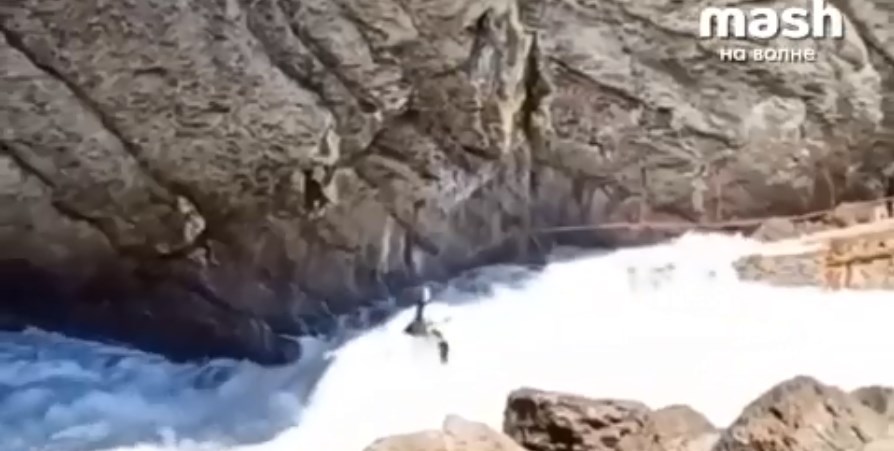 Девушку чуть не унесло в море во время шторма в Крыму (видео)