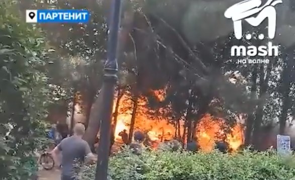 В крымском Партените горит здание (видео)