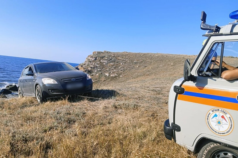 В Крыму в районе Генеральских пляжей иномарка застряла в песке