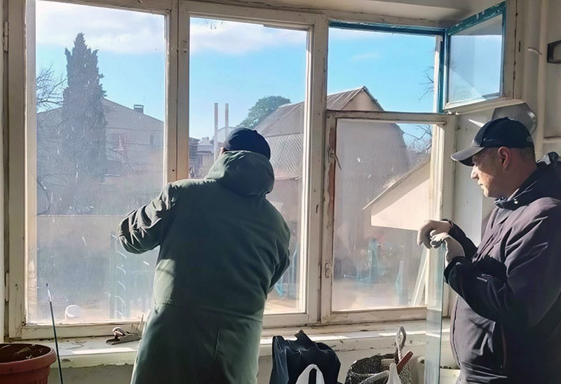 После возбуждения уголовного дела в двух севастопольских домах вставили стекла, выбитые после атаки ВСУ