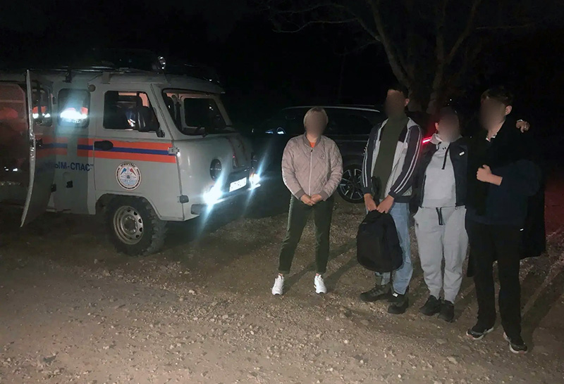 Крымские спасатели пришли на помощь несовершеннолетним туристам, заблудившимся на Чатыр-Даге