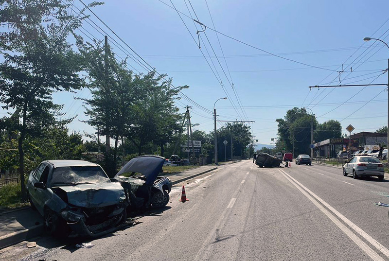 В аварии на крымской дороге надвое разорвало ВАЗ (фото)