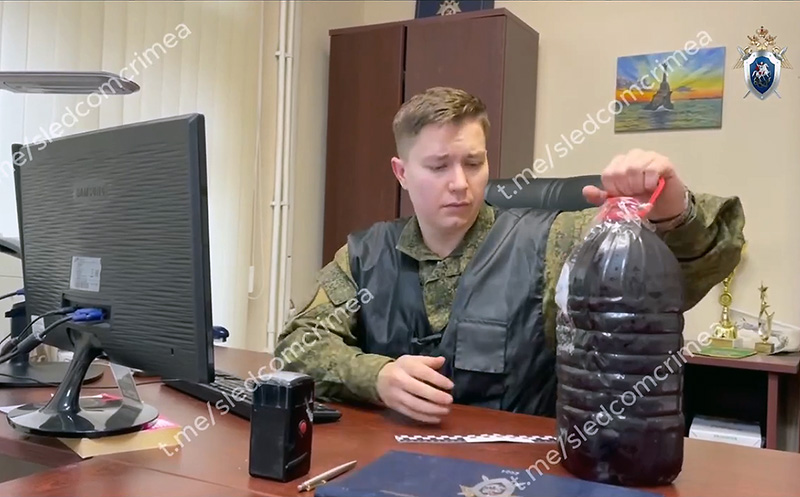 В Симферополе выявили группу, занимавшуюся изготовлением и продажей контрафактного алкоголя (видео)