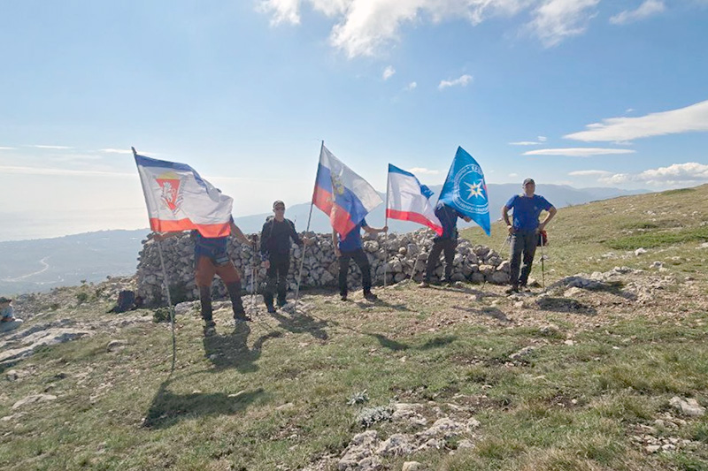 Крымские спасатели подняли флаг Республики на самой высокой точке Чатыр-Дага (видео)