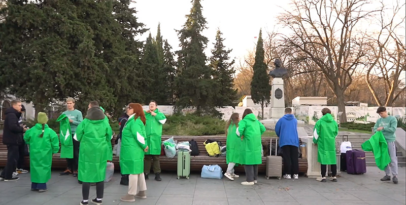 Еще 20 севастопольских волонтеров отправились очищать побережье Анапы от мазута