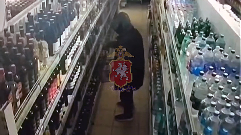 В Севастополе рецидивист вышел за сигаретами, а вернулся с ящиком коньяка и уголовным делом (ВИДЕО)