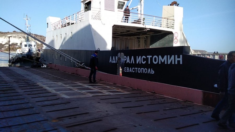 Погода остановила паром в Севастополе