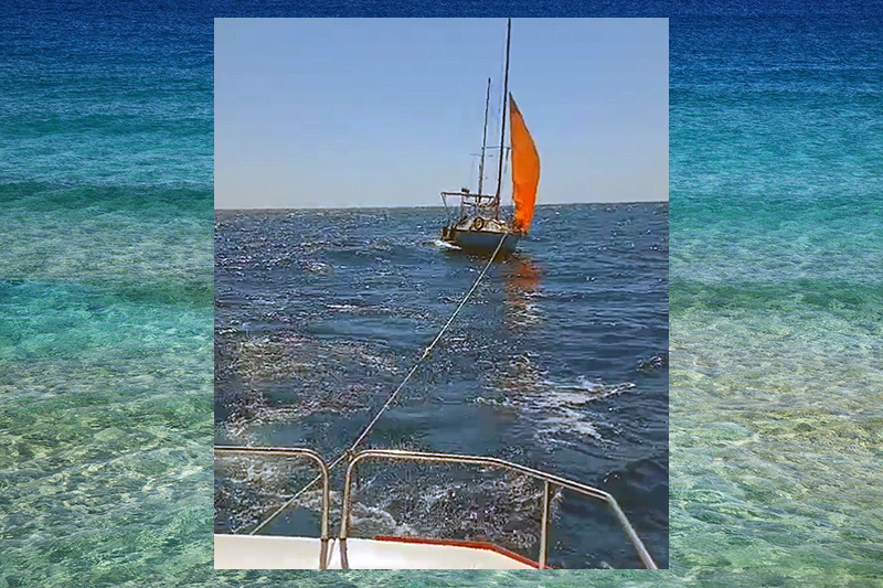 Сотрудники МЧС пришли на помощь яхтсменам в Черном море