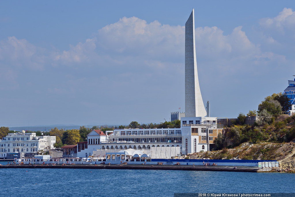 Мыть обелиск «Городу-герою Севастополю» будет задешево ИП из Ломоносова