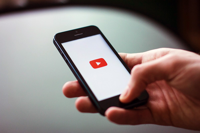 Песков заявил об отсутствии планов ограничивать доступ к YouTube
