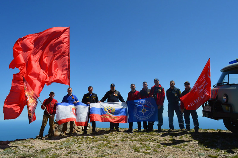 Крымские спасатели водрузили Знамя Победы на вершине Куш-Кая